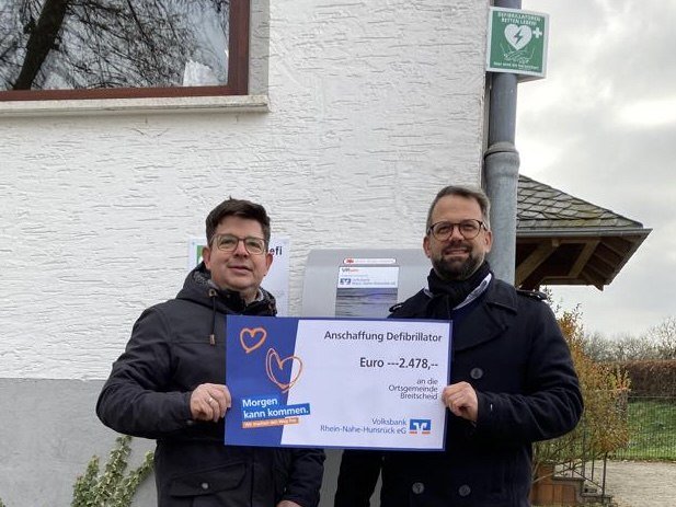 links: Ortsbürgermeister Rüdesheim, rechts: Leiter der Volksbank-Filiale Bacharach Herr Maurer